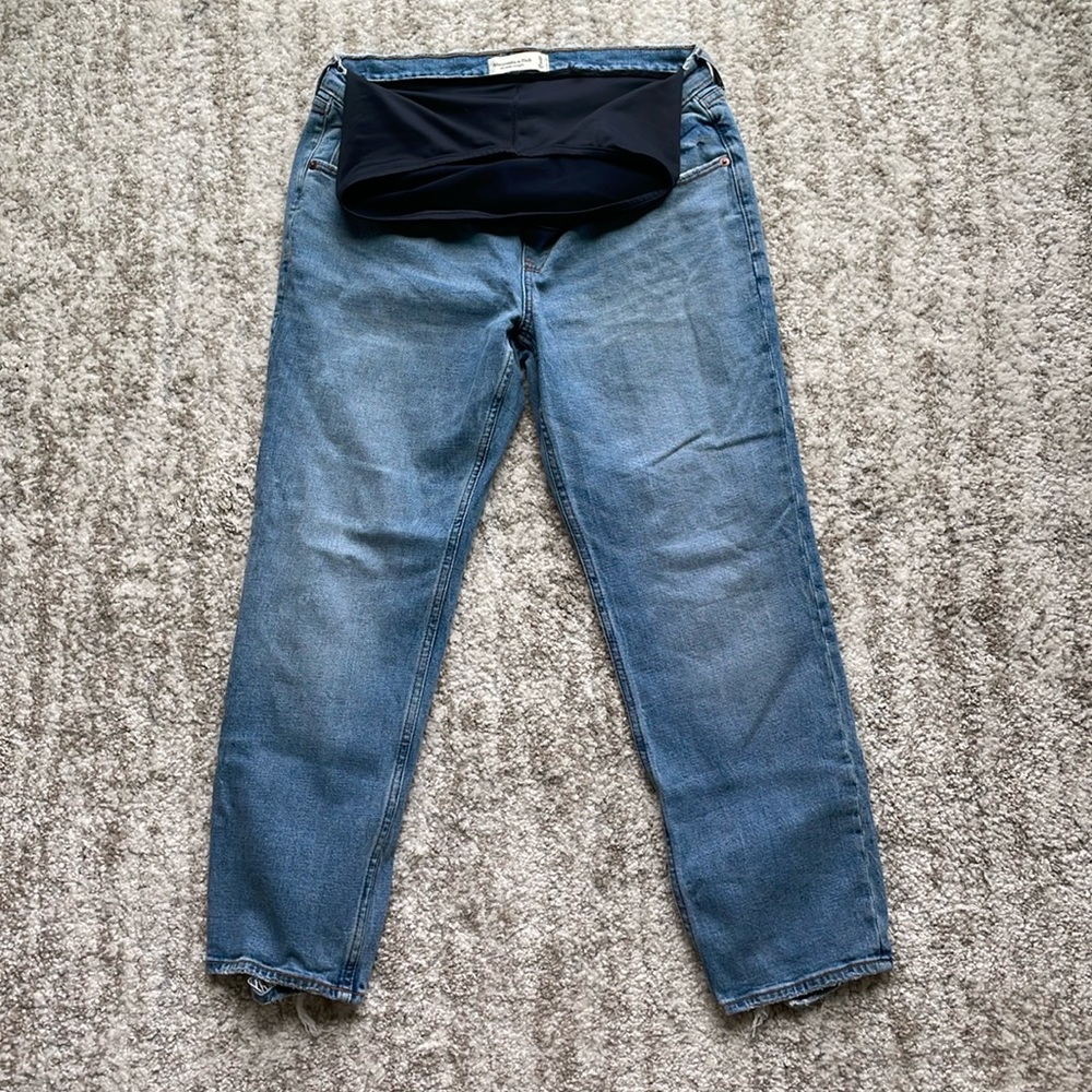 Maternity Ankle Straight Jeans
Color: MEDIUM WASH  Size: 29/ 8 Regular